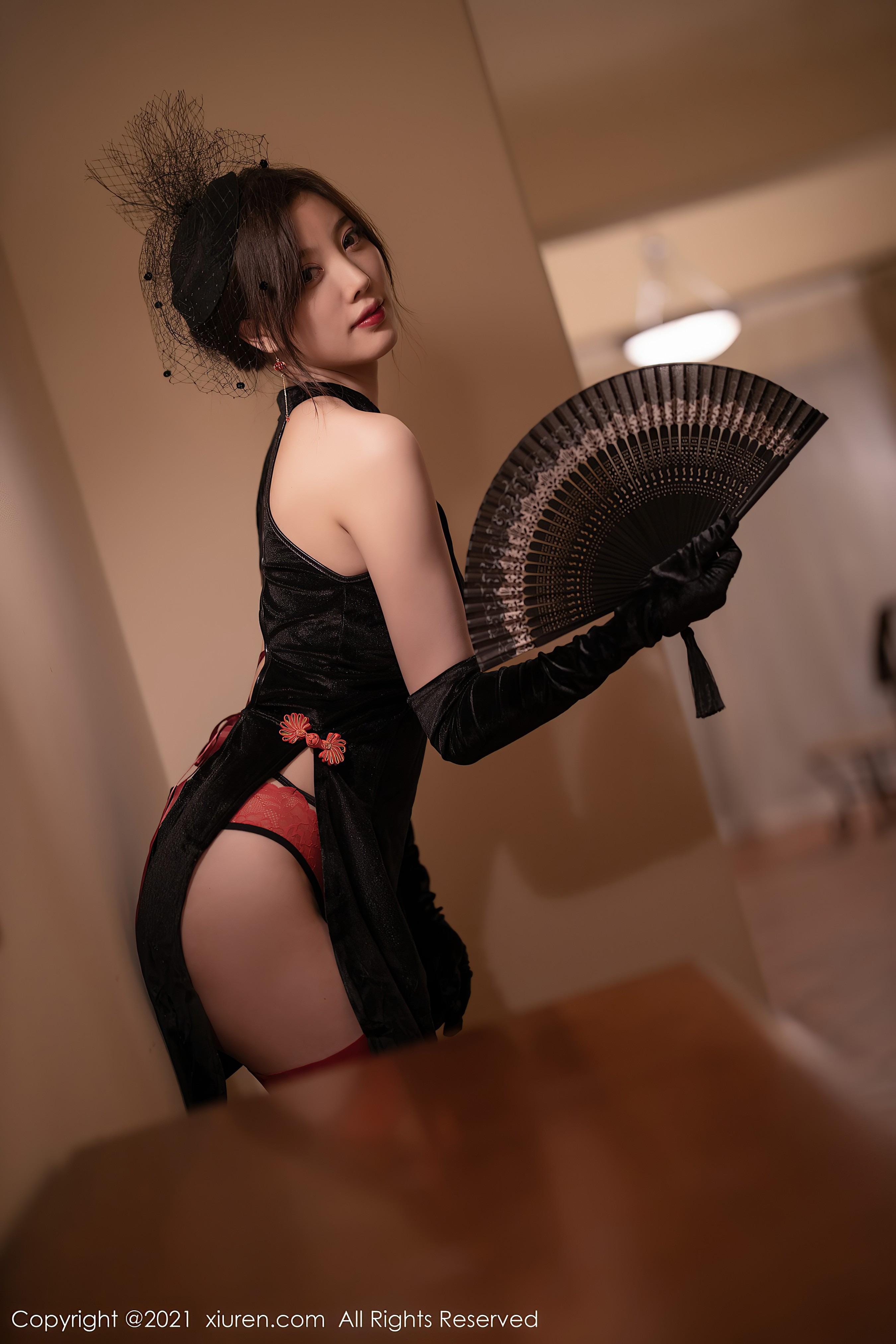 黑色漆皮超高细高跟鞋勾踩实木雕花桌腿